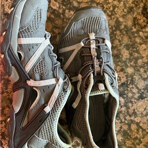 Ladies Mountrek Size 9
Gray